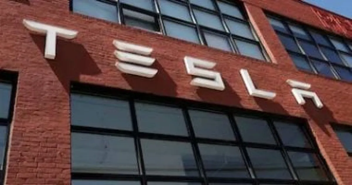 تسلا تعمل فعلياً على دمج Apple CarPlay.. والخرائط هي العائق الأكبر