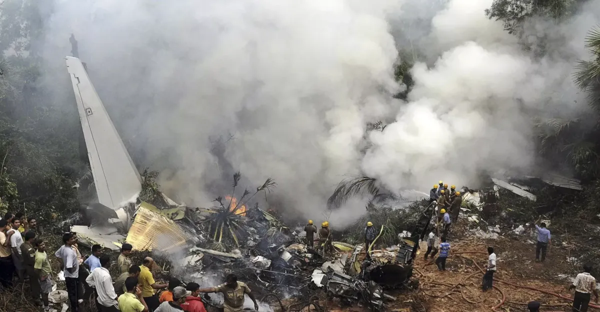 مقتل 15 شخصاً إثر تحطم طائرة عسكرية في بوليفيا وإغلاق المطار