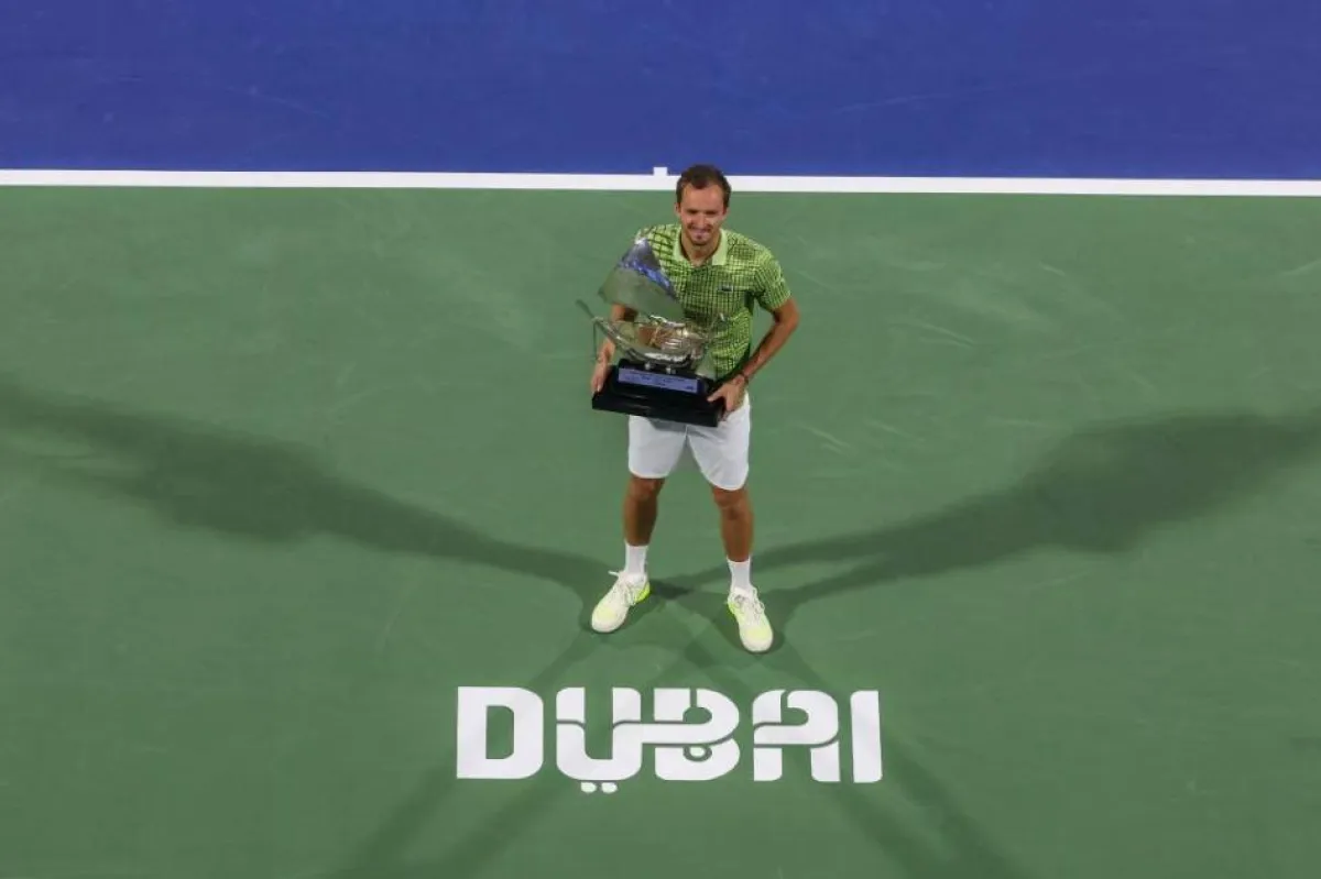 ميدفيديف يتوج بلقب "تنس دبي" للمرة الثانية بعد انسحاب غريكسبور بسبب الإصابة