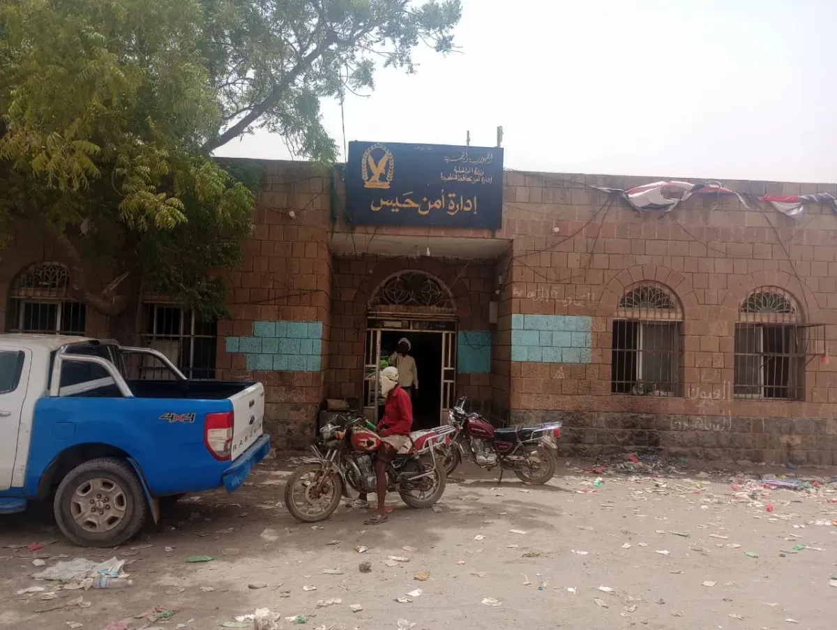 أمن حيس يلقي القبض على متهم بسرقة دراجات نارية وبيعها في مناطق سيطرة الحوثيين