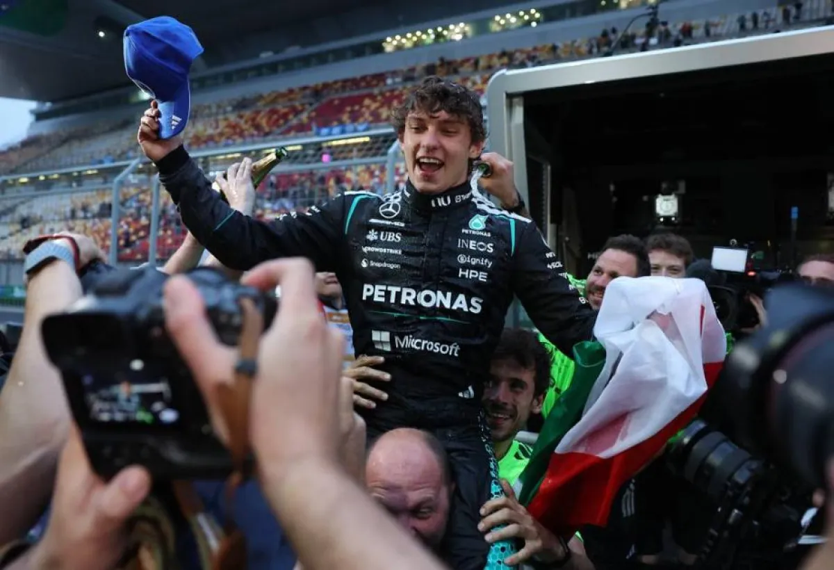 أنتونيلي يقتنص فوزاً تاريخياً في الصين.. ورسالة مؤثرة لهاميلتون