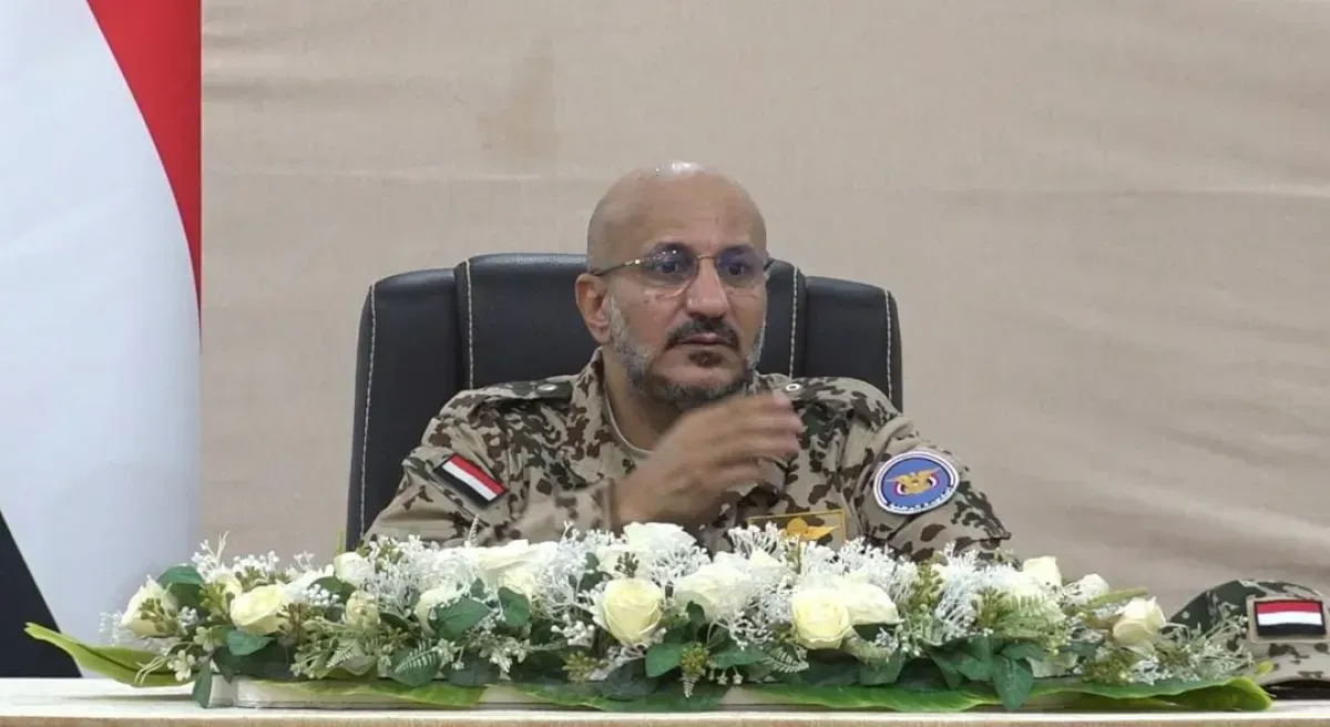 طارق صالح يترأس اجتماعاً عسكرياً موسعاً بالساحل الغربي لتقييم الجاهزية