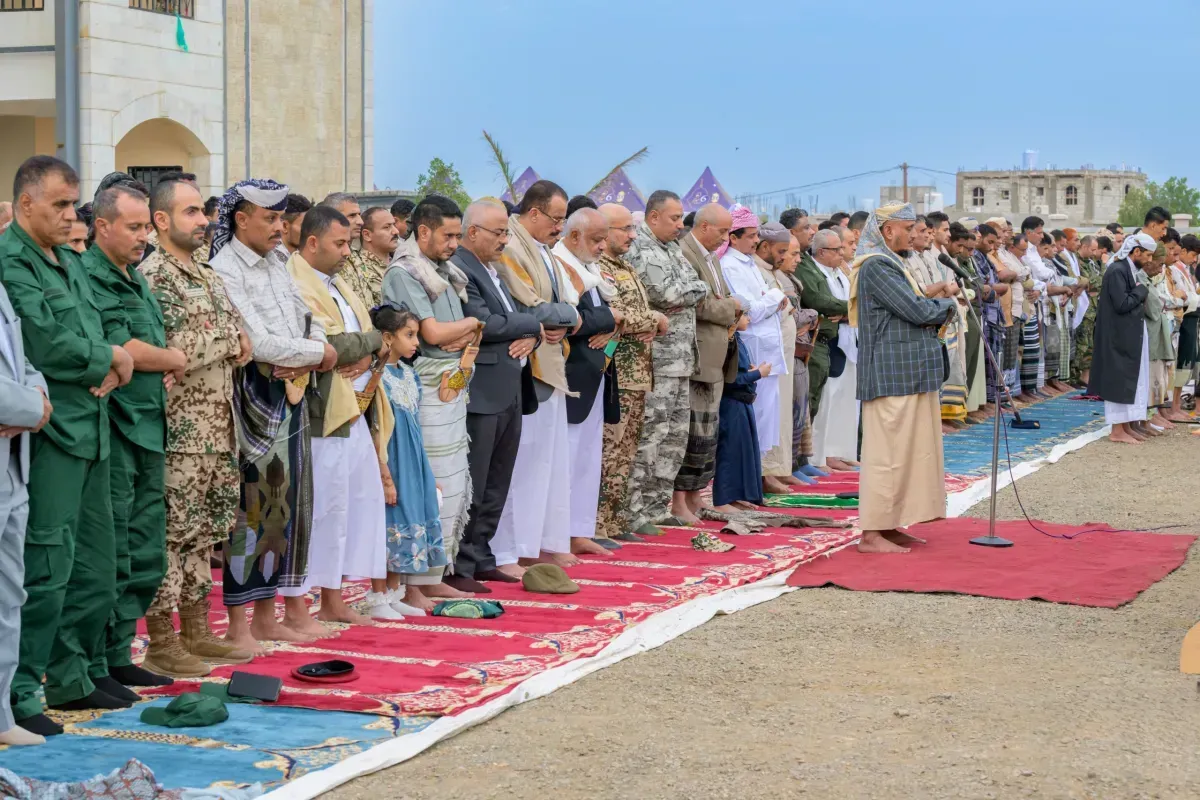 طارق صالح يؤدي صلاة العيد في المخا وسط قيادات المقاومة والسلطة المحلية