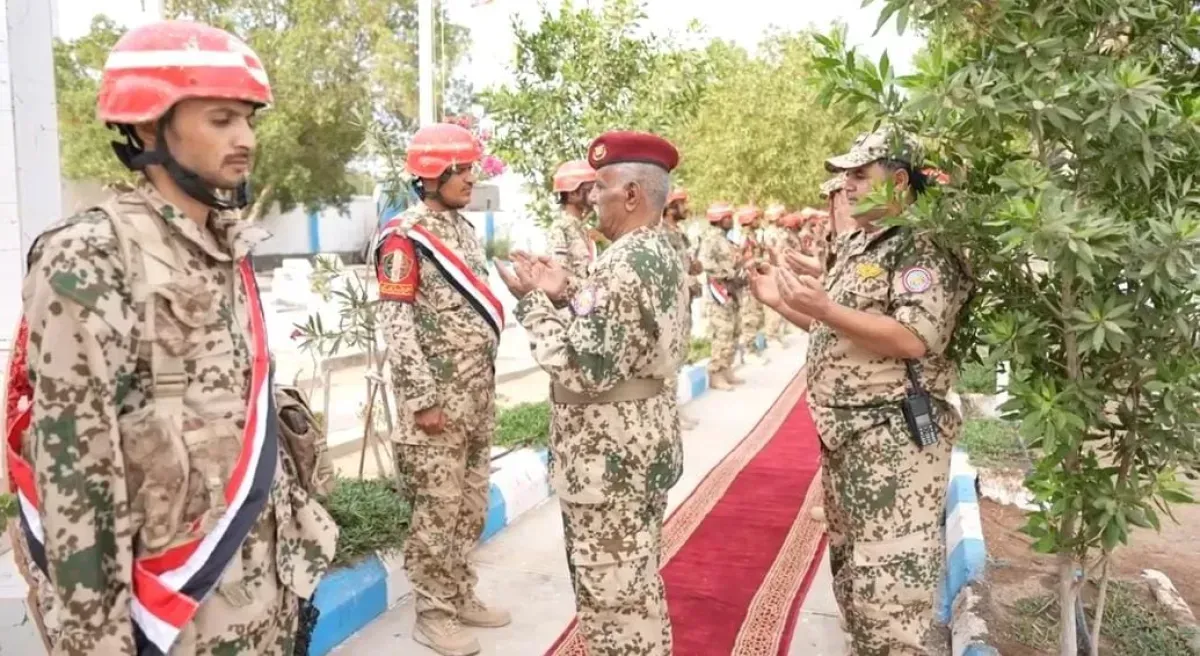 قائد محور البرح يحيي ذكرى شهداء المقاومة بوضع إكليل زهور في المخا