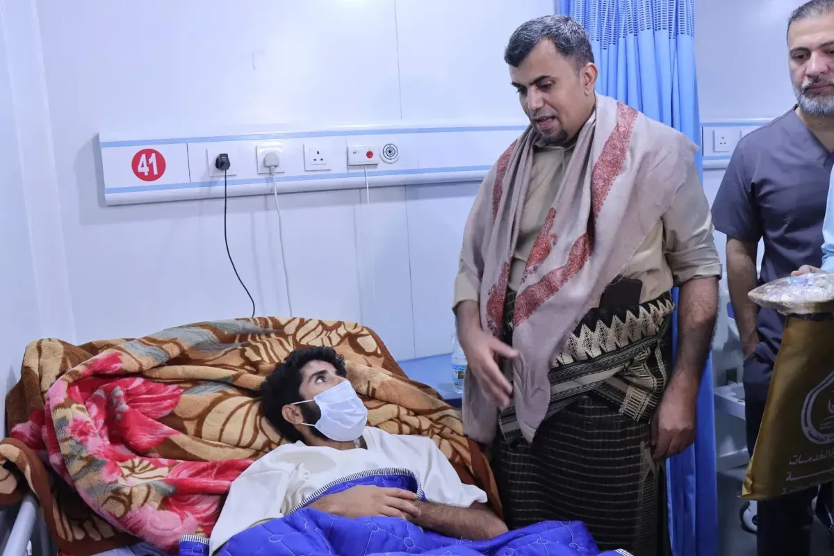 مدير الخدمات الطبية للمقاومة الوطنية يعايد جرحى الساحل الغربي في عيد الفطر