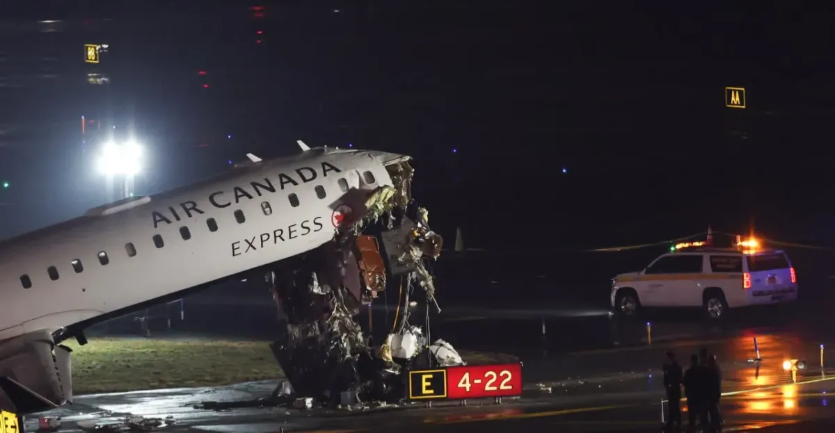 تصادم طائرة بمركبة إطفاء يوقف حركة الطيران في مطار لاغوارديا