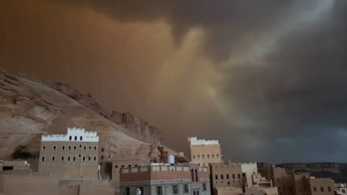 ضحايا انهيار منزل بصنعاء وسيول جارفة تضرب حضرموت وتسبب دماراً