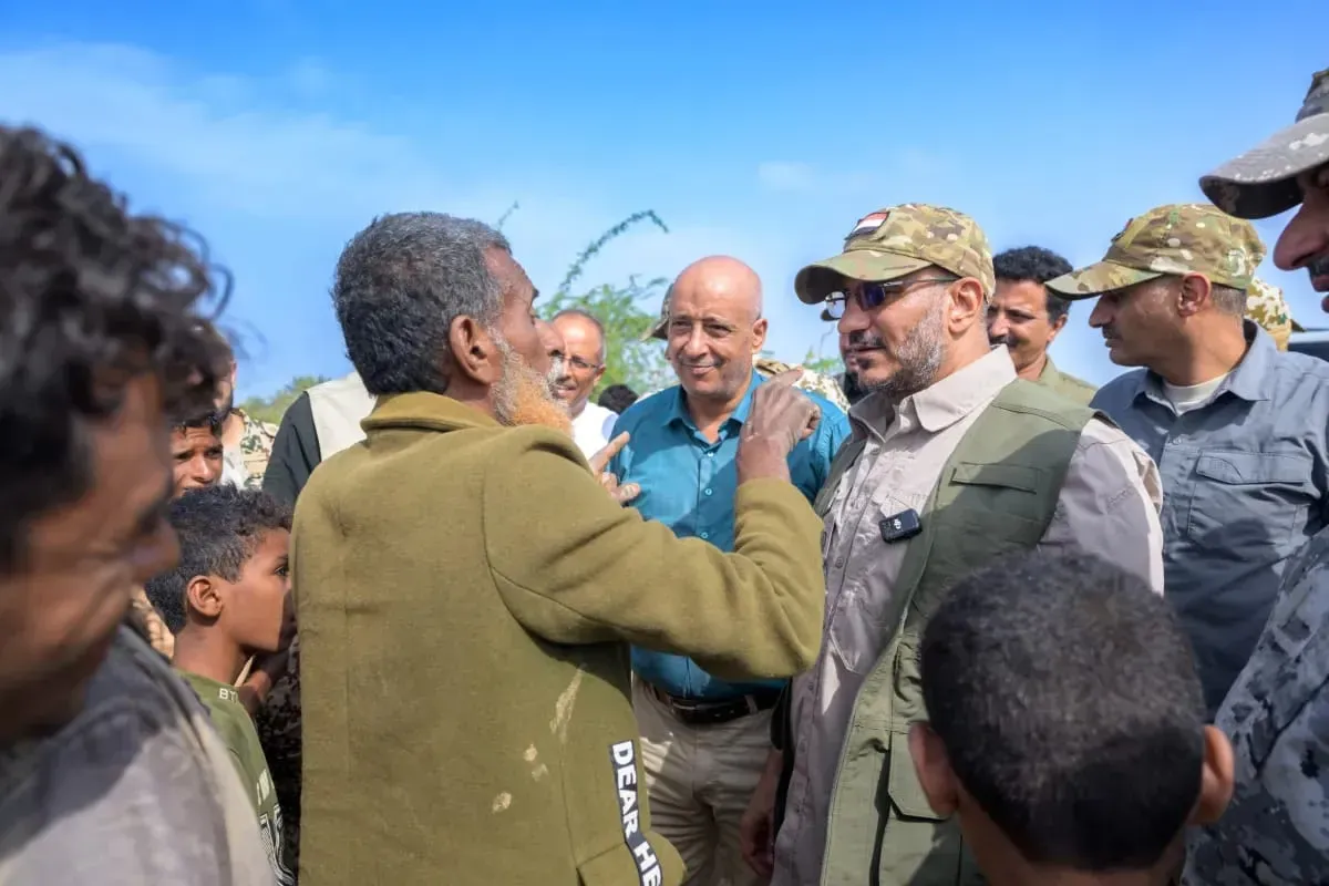 طارق صالح يوجه بتعبئة جهود المقاومة الوطنية لإغاثة منكوبي السيول في الساحل الغربي