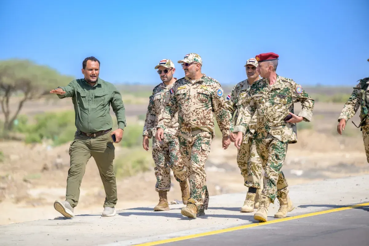 طارق صالح يتفقد ريف المخا ويشيد بدور "طريق النصر" في مواجهة السيول