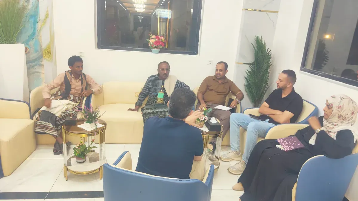 مدير مديرية موزع بتعز يناقش مع وفد أممي أضرار السيول وسبل الحماية