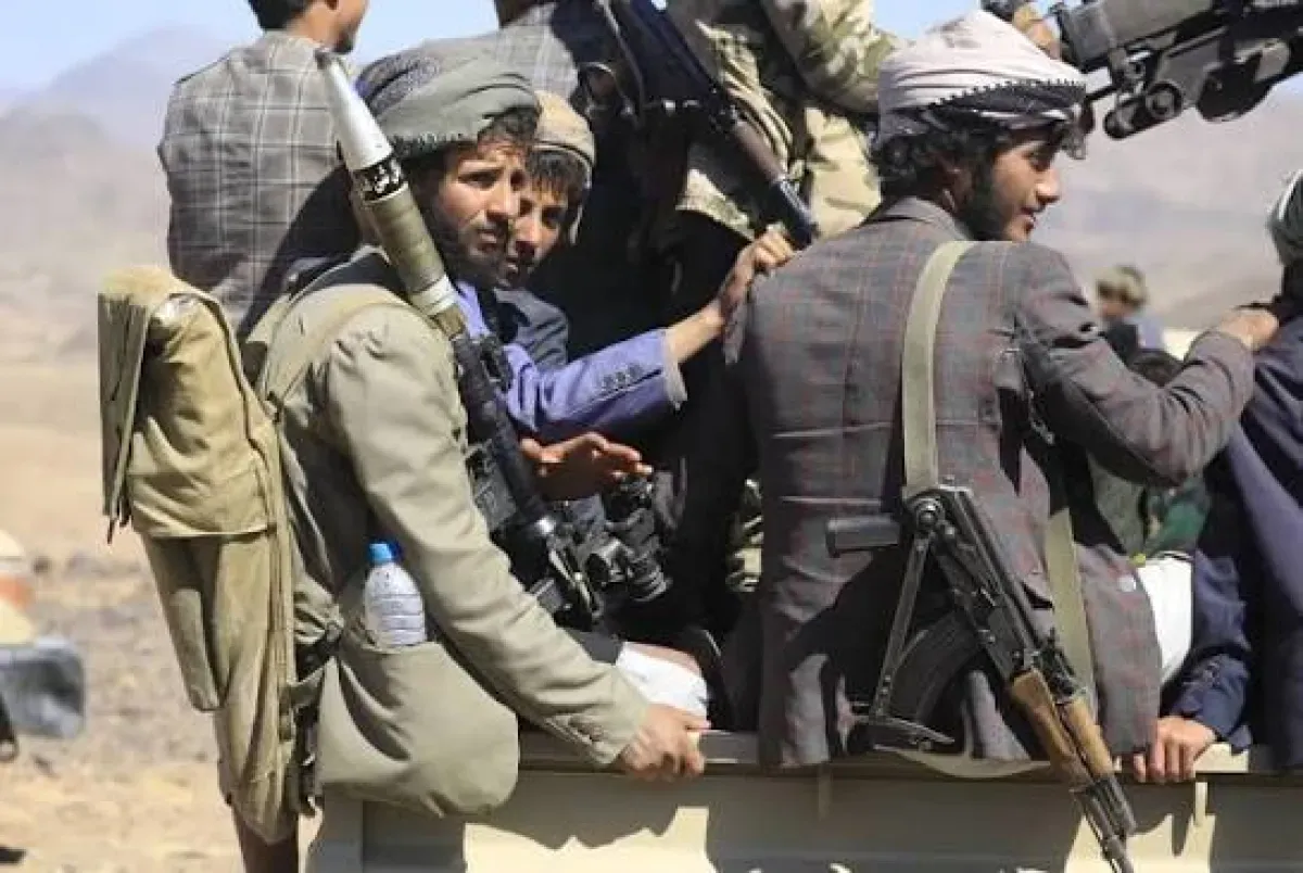 مداهمة حوثية لاحدى الارياف واختطاف شبان