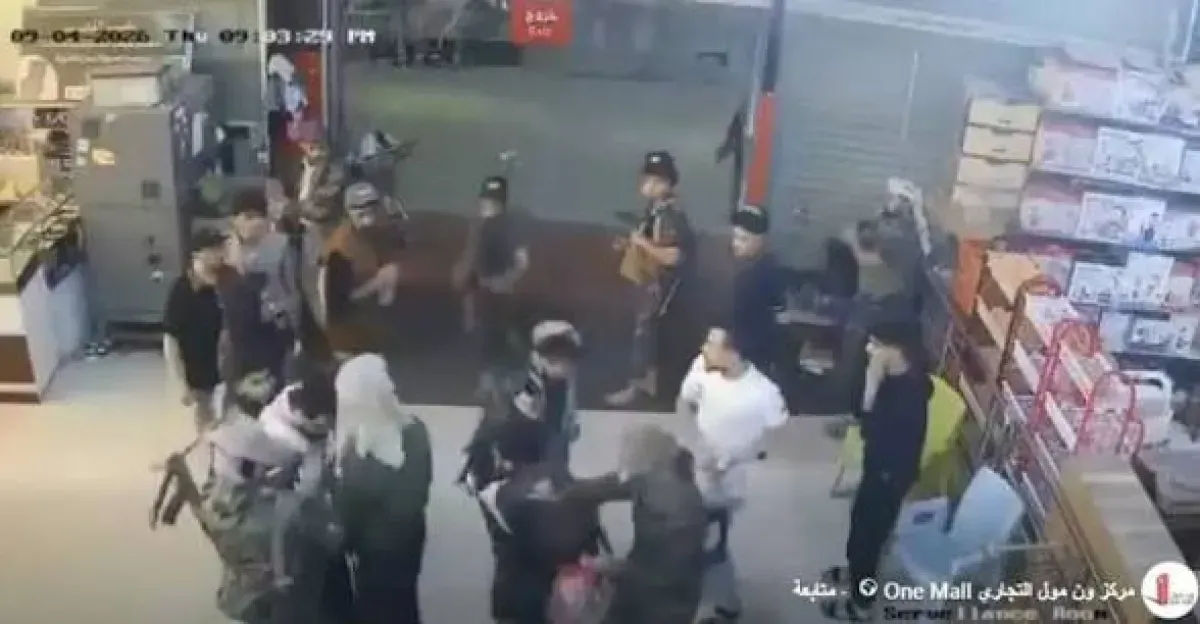 الحوثيون يغلقون مركزاً تجارياً في إب بالقوة ويعتدون على موظفين وتجار