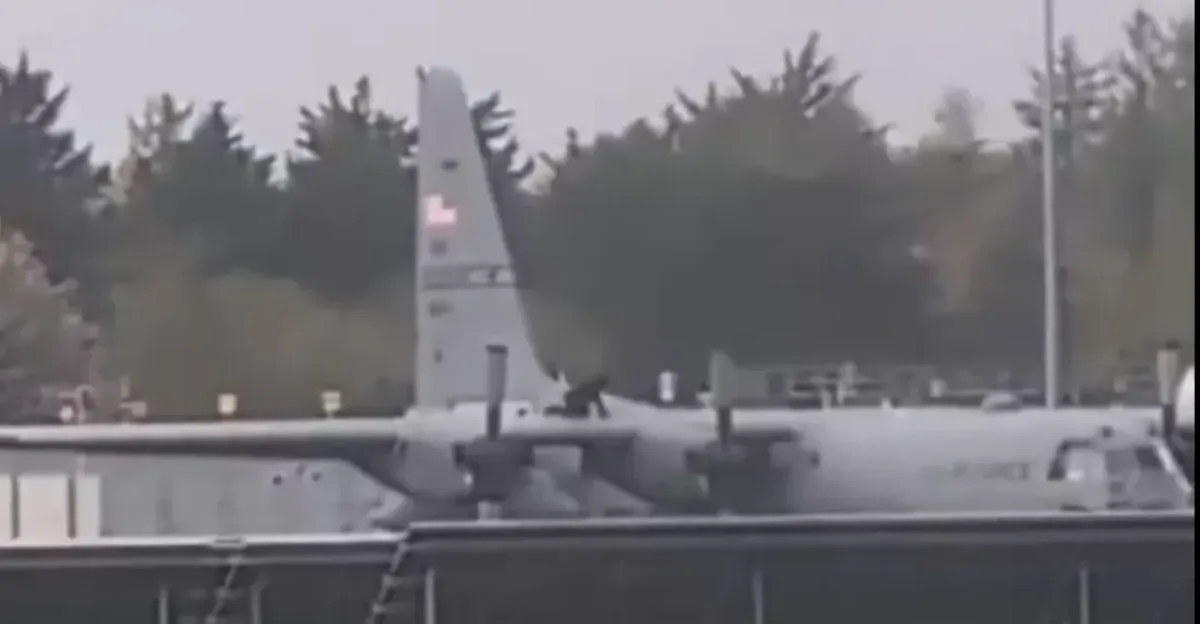 رجل يهاجم طائرة أميركية بفأس في مطار إيرلندي