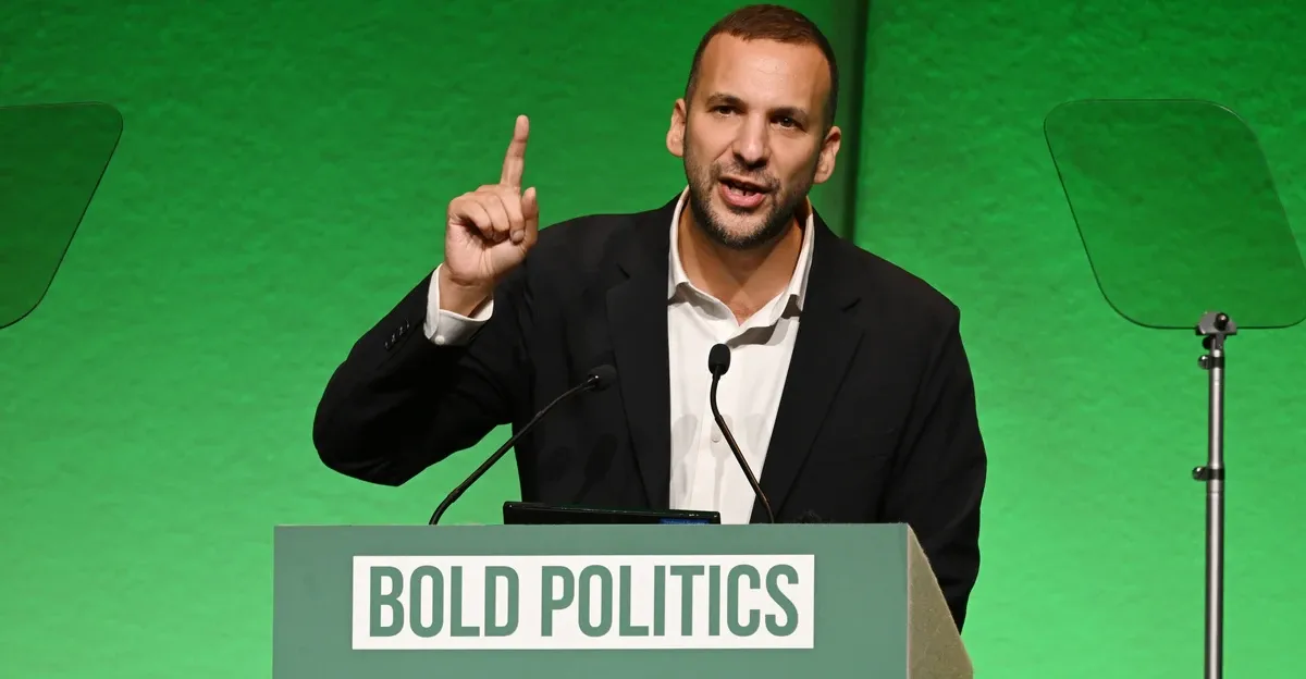 رئيس حزب الخضر البريطاني يدعو لقطع العلاقات مع إسرائيل وفرض عقوبات