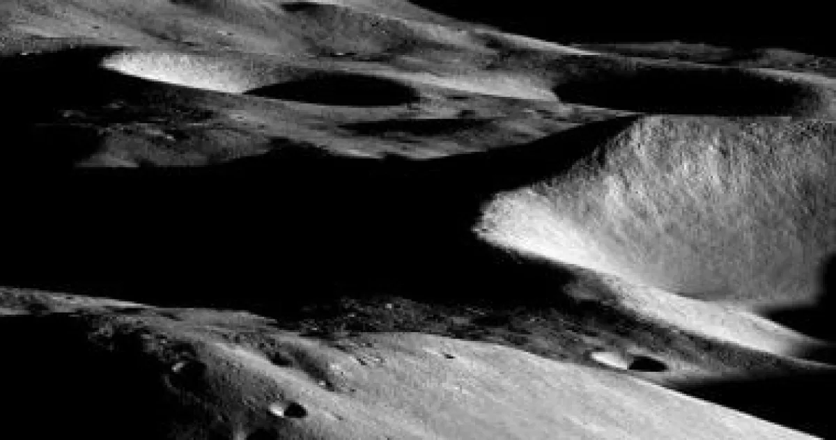 فوهات القمر المظلمة: كنز جليدي ينتظر الاكتشاف