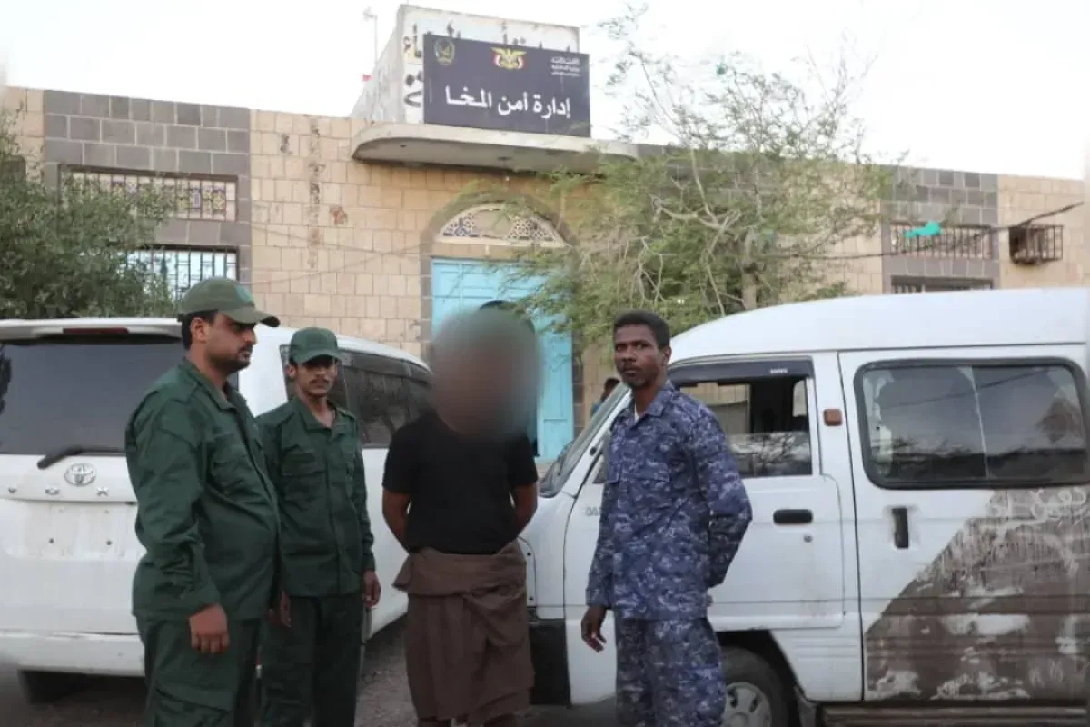 المخا تسلّم باصاً مسروقاً ومتهمًا إلى شرطة عدن