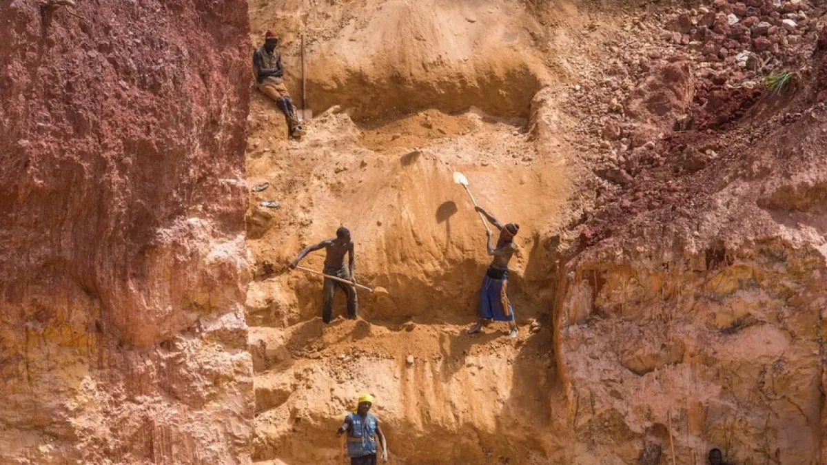 انهيار منجم ذهب بالسودان يخلف 5 قتلى وعشرات العالقين