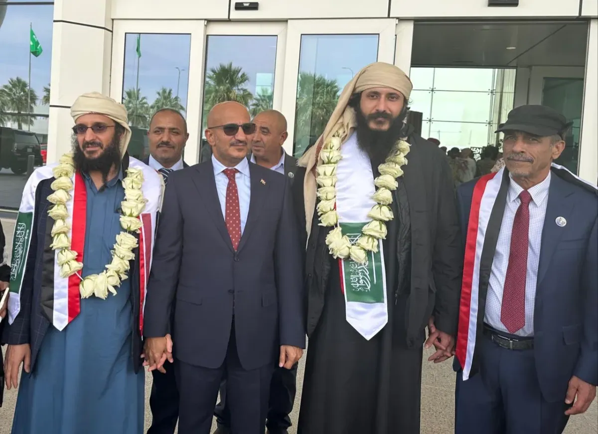 طارق صالح يستذكر تحرير شقيقه ونجله من الأسر الحوثي