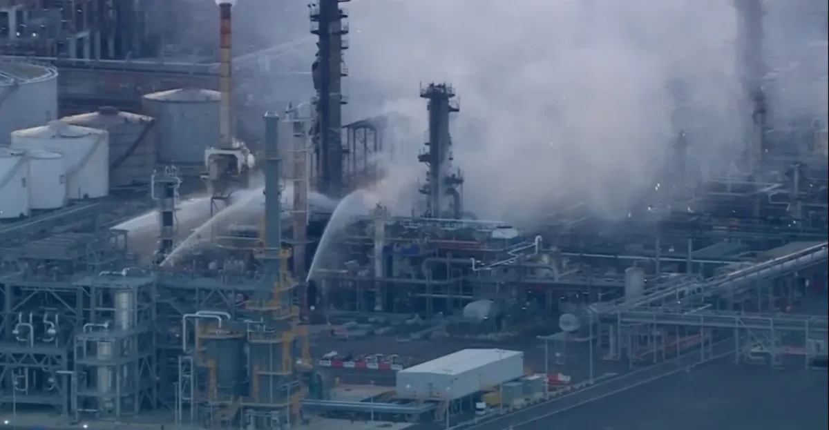 حريق ضخم بمصفاة نفط أسترالية يثير مخاوف الإمدادات