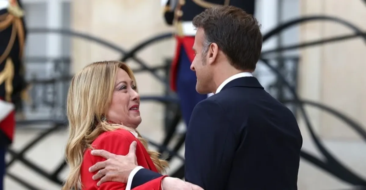 ماكرون يحرج ميلوني في باريس بتصرف دبلوماسي لافت