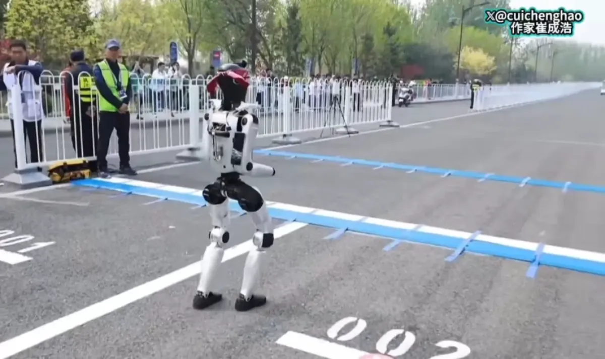 تفكك روبوت عداء في سباق ببكين يثير تساؤلات حول جاهزية الروبوتات