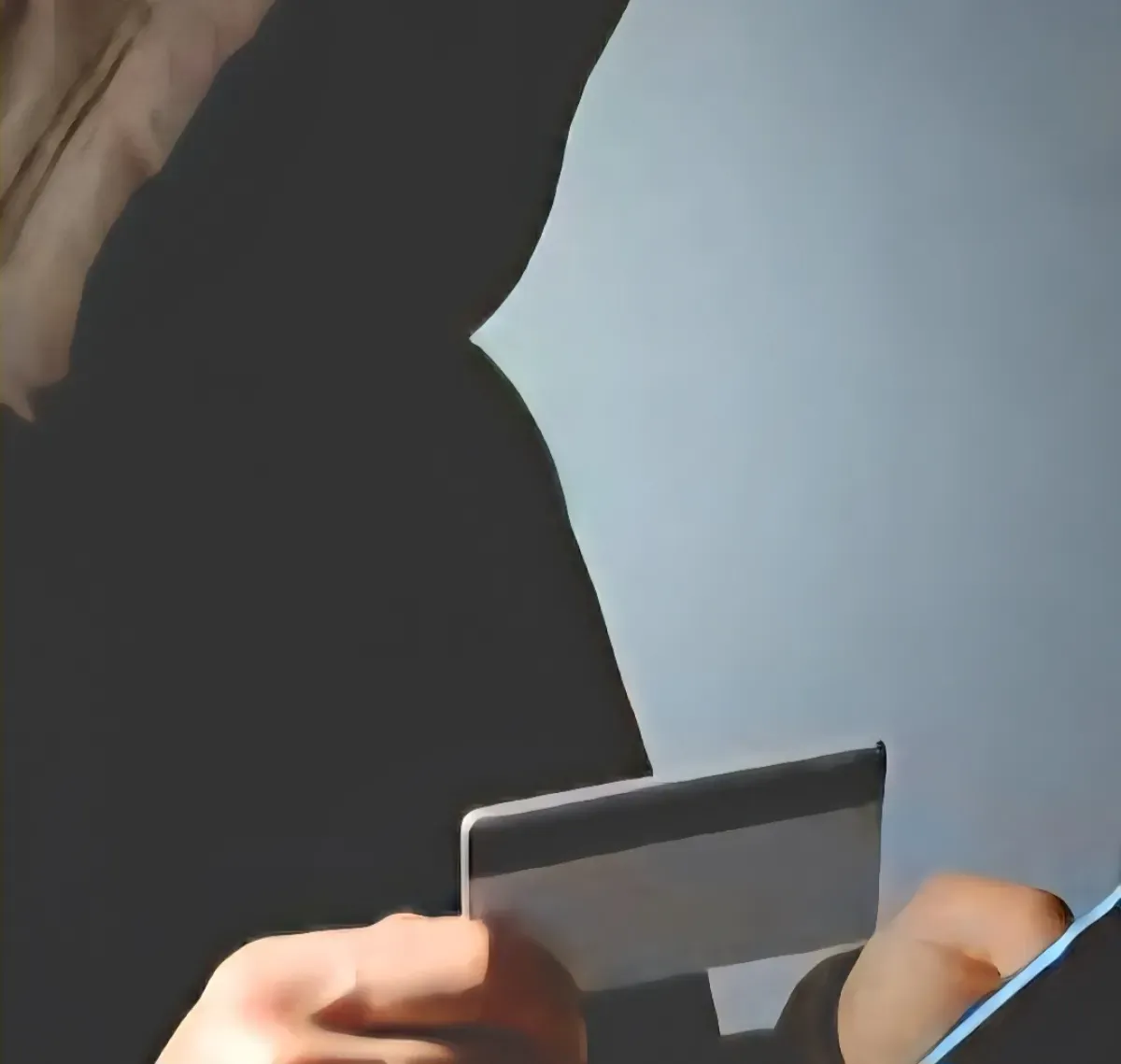 شرطة المهرة تضبط محتالاً استغل ثغرة في تطبيق صرافة