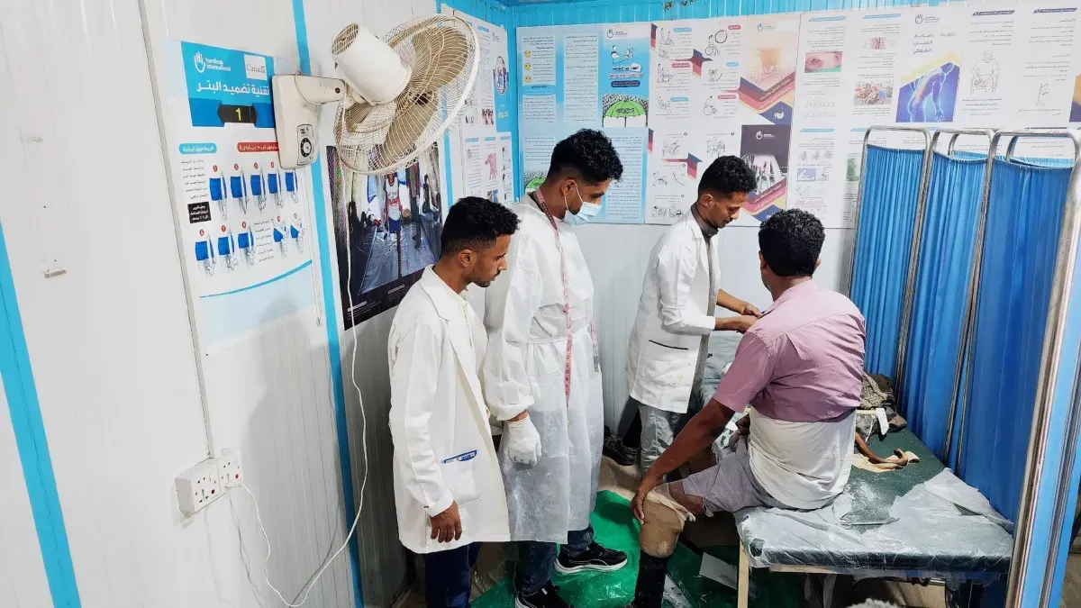 المخا تطلق المرحلة الثانية لتركيب الأطراف الصناعية لضحايا الألغام والحرب