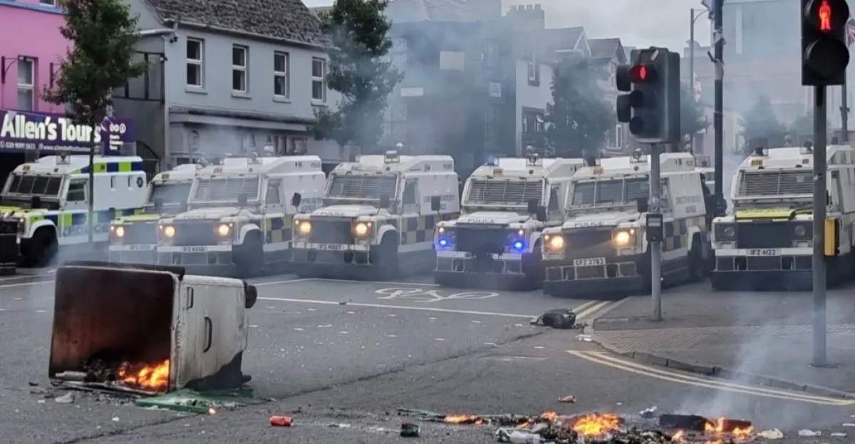 انفجار سيارة مفخخة قرب مركز شرطة في إيرلندا الشمالية