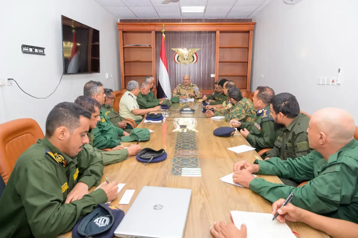 طارق صالح يطلع على إصلاحات وزارة الداخلية ويعقد اجتماعًا أمنيًا في الساحل الغربي