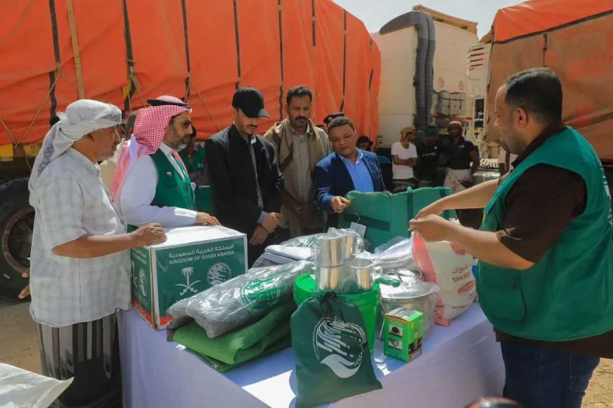 مركز الملك سلمان يوزع مساعدات غذائية وإيوائية بحضرموت ويبحث مشروع الأضاحي