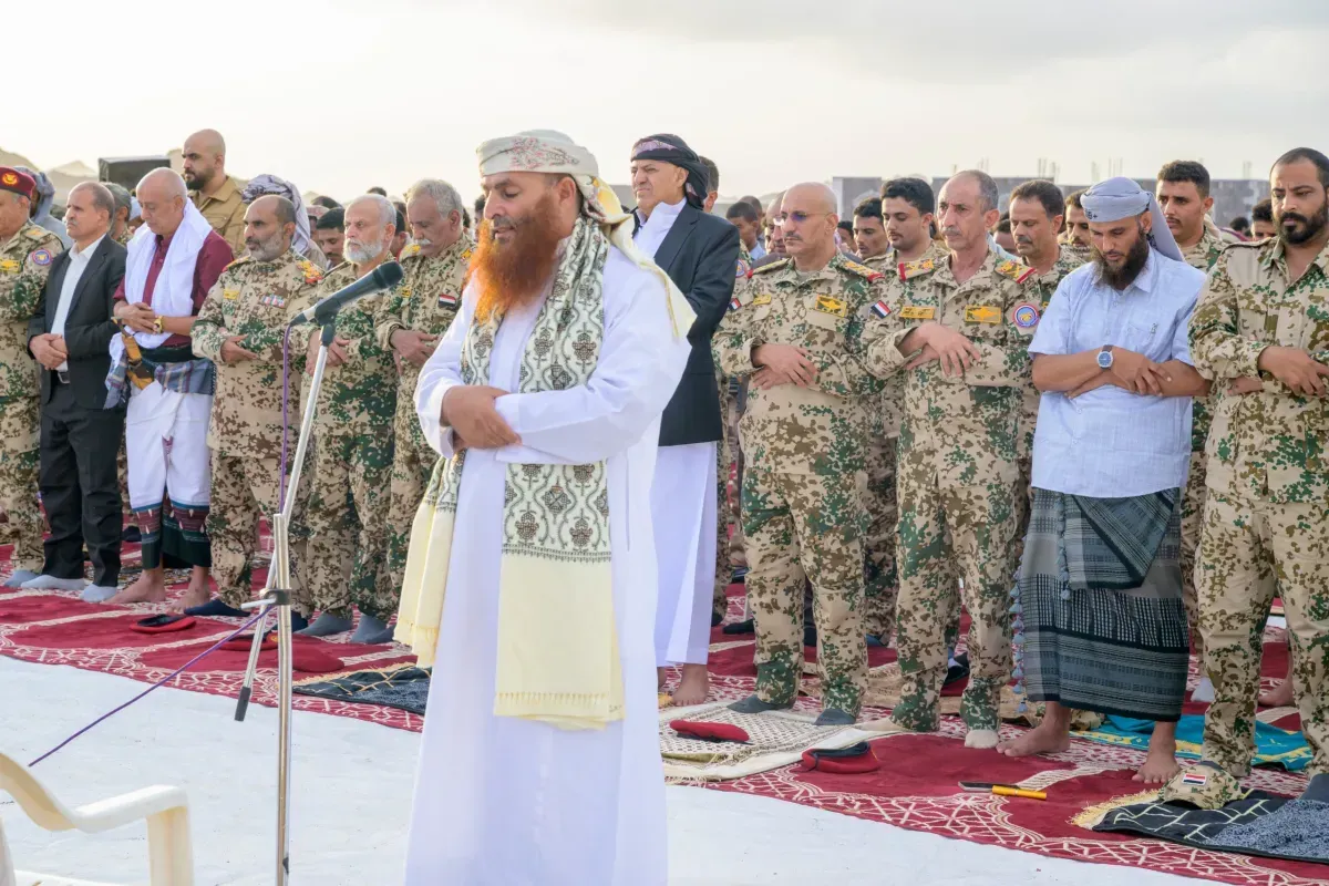 طارق صالح يؤدي صلاة عيد الأضحى مع المواطنين في باب المندب
