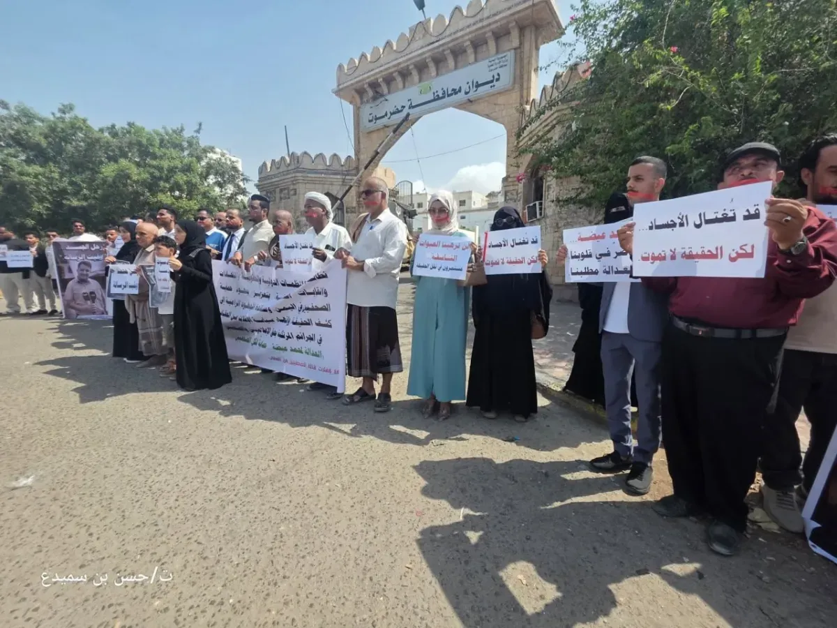 احتجاجات في المكلا ومأرب تندد باغتيال الصحفي محمد عيضة