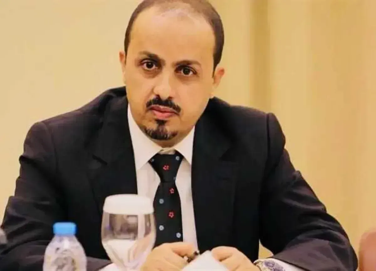 الإرياني: الحوثيون يحتجزون طائرة للصليب الأحمر وطاقمها بصنعاء
