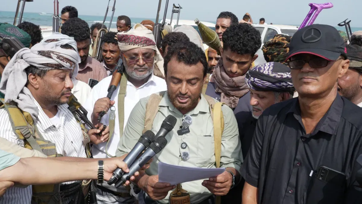وقفة قبلية في الخوخة تؤكد الجاهزية لإسناد الجيش وتدعو لتحرير صنعاء