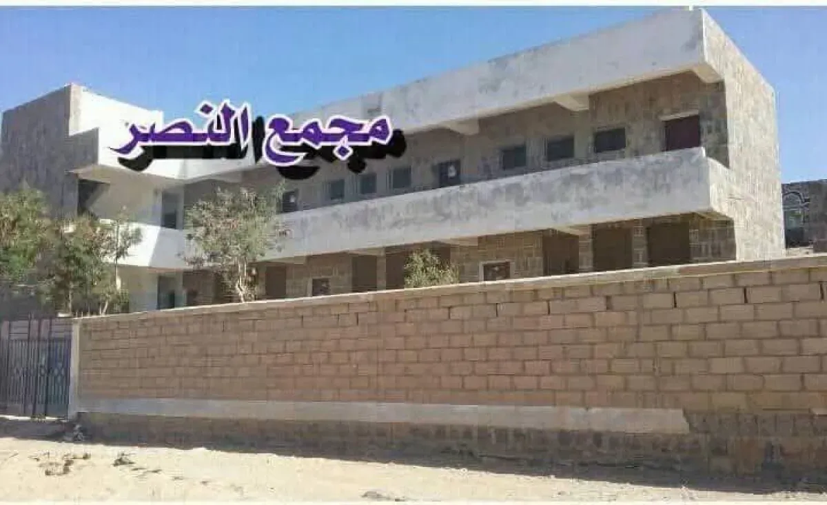 إغلاق مفاجئ لمدرسة في عمران: مرتبات متوقفة تحرم المئات من الطلاب مستقبلهم!