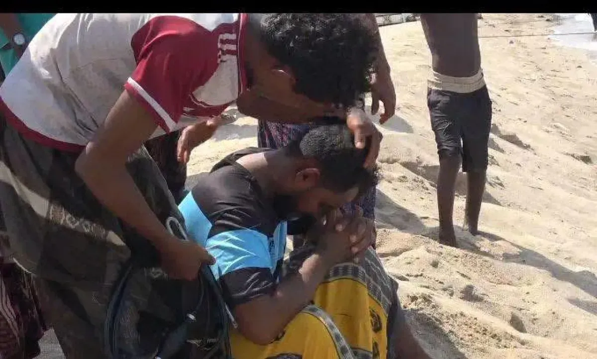 وصول 120 صيادًا إلى الخوخة بعد نجاةهم من قصف حوثي في البحر الأحمر