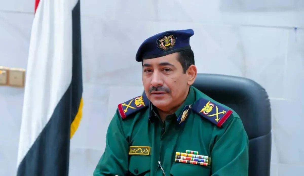 وزير الداخلية اليمني: خبراء إيرانيون يبنون منشآت صواريخ وقوارب مسيرة في باب المندب
