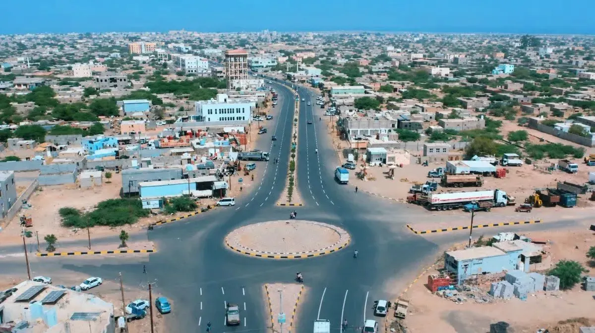 الحوثيون يفرضون رسومًا جديدة على المركبات بالساحل الغربي رغم جمركتها حكوميًا