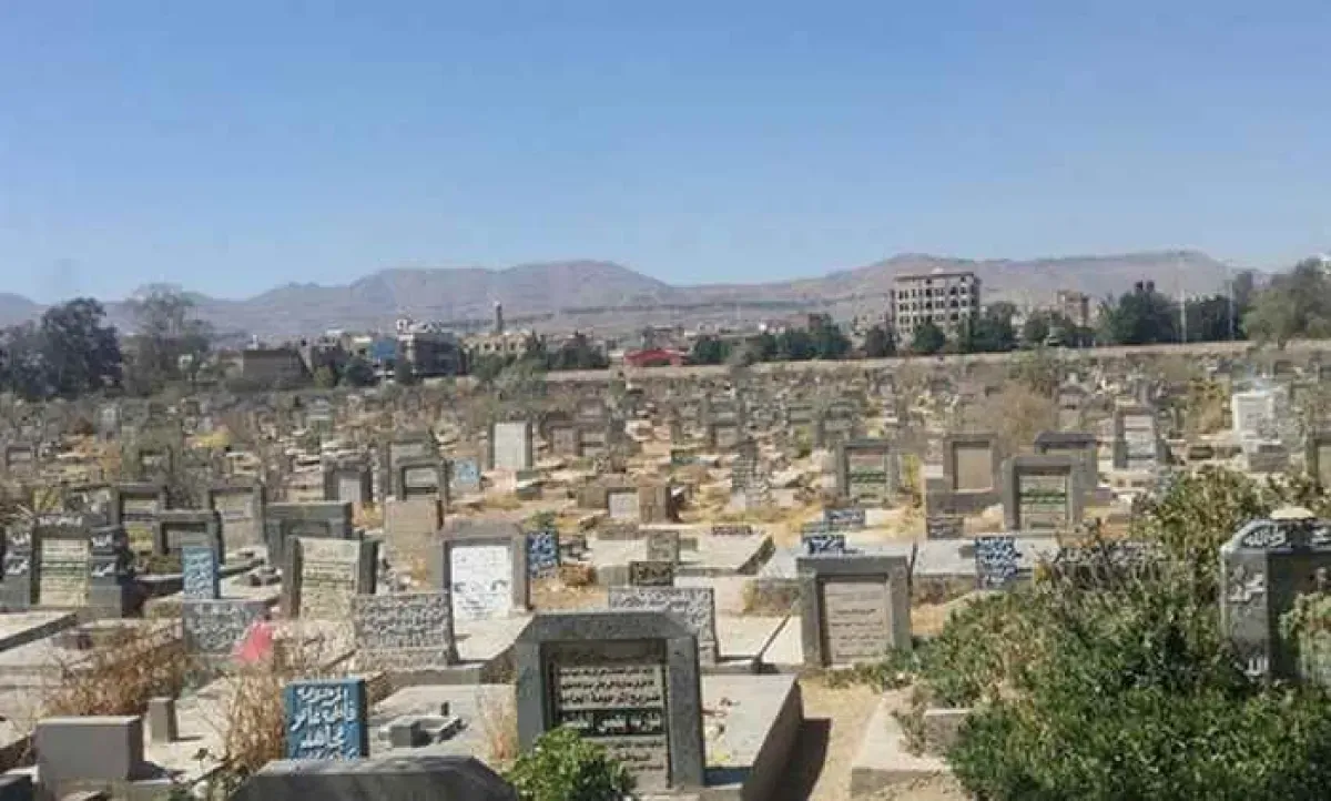 معلمة يمنية تطالب الحوثيين بوقف انتهاك حرمة القبور في مقبرة خزيمة